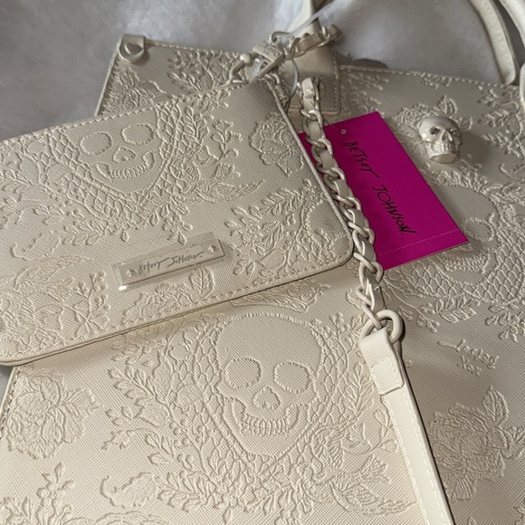 Betsey Johnson "skulltastic" 2 PC large skull tote and wristlet XOKIARA2 white - Picture 2 of 13
